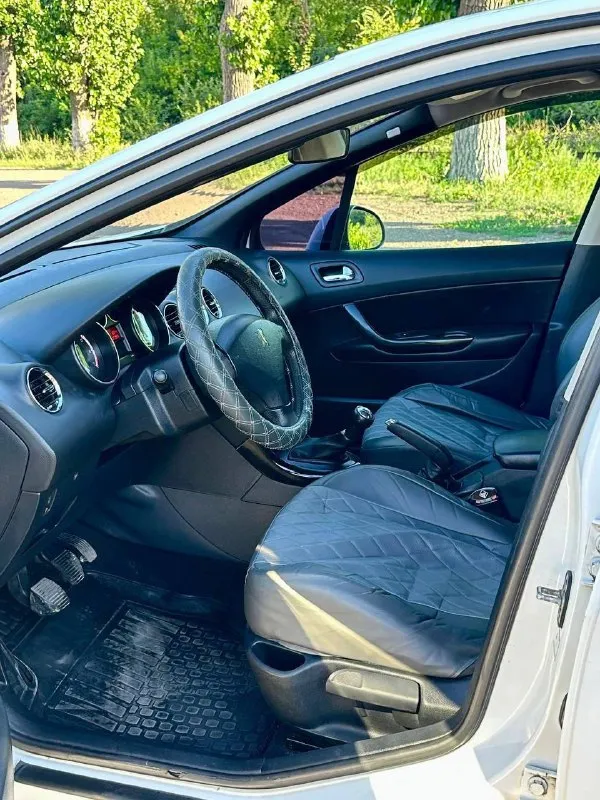 Продам peugeot 308, 1.6 мт, 2009 год, 178.000 км машина полностью обслужена, вложений никаких не требует, масла фильтра поменяны ходовая взбитая, без проблем коробка идеал, механика двигатель 1.6 масло не берёт, не дымит, не троит, работает ровно кузов без дтп, вид красивый, без косяков r15 диски на свежей летней резине салон опрятный, чистый и ухоженный, без посторонних запахов продажа от хозяина, документы в полном порядке, готовы к продажи осмотр г. свердловск цена : 420000 рублей + торг реальному покупателю возле капота звонить : +79595720880 📞 звоните: +7(959)5720880 - фотография - 7