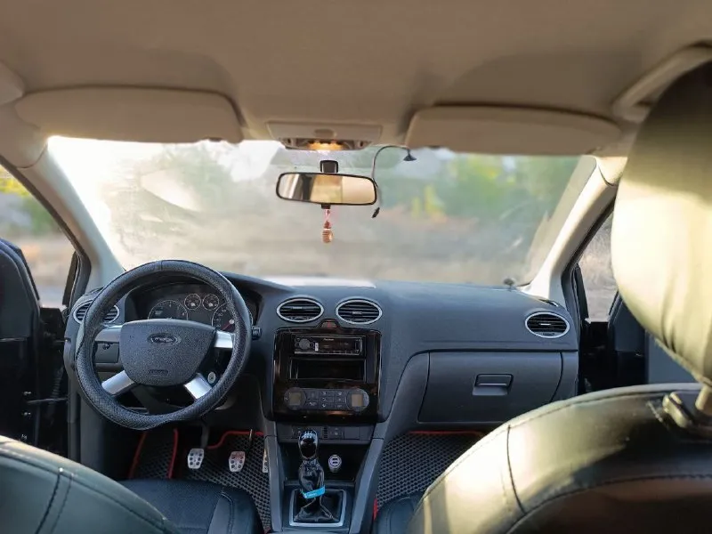 Продам ford фокус 2 я собственник цена 640 000. 2006 год выпуска 180.000 км пробег. двигатель 1,6 бензин, 5-ти степная механическая коробка передач, целый ухоженный салон, внутри не курили. в такси не был. в дтп не была. климат работает, гур, новая летняя резина, вся ходовка перебрана, всё что нужно было поменять заменено. стоит хорошая музыка. состояние сел, поехал куда угодно. +7949-396-53-71 игорь машина находится в снежном. если не дозвонитесь то пишите в личку, связь очень плохая. 📞 звоните: +7(949)3965371 - фотография - 4