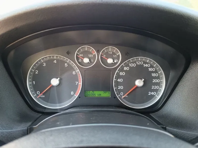 Продам ford фокус 2 я собственник цена 640 000. 2006 год выпуска 180.000 км пробег. двигатель 1,6 бензин, 5-ти степная механическая коробка передач, целый ухоженный салон, внутри не курили. в такси не был. в дтп не была. климат работает, гур, новая летняя резина, вся ходовка перебрана, всё что нужно было поменять заменено. стоит хорошая музыка. состояние сел, поехал куда угодно. +7949-396-53-71 игорь машина находится в снежном. если не дозвонитесь то пишите в личку, связь очень плохая. 📞 звоните: +7(949)3965371 - фотография - 6