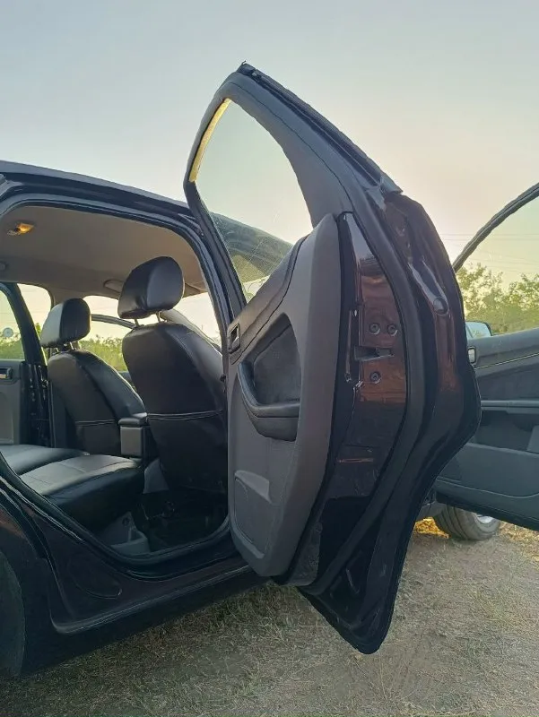 Продам ford фокус 2 я собственник цена 640 000. 2006 год выпуска 180.000 км пробег. двигатель 1,6 бензин, 5-ти степная механическая коробка передач, целый ухоженный салон, внутри не курили. в такси не был. в дтп не была. климат работает, гур, новая летняя резина, вся ходовка перебрана, всё что нужно было поменять заменено. стоит хорошая музыка. состояние сел, поехал куда угодно. +7949-396-53-71 игорь машина находится в снежном. если не дозвонитесь то пишите в личку, связь очень плохая. 📞 звоните: +7(949)3965371 - фотография - 7