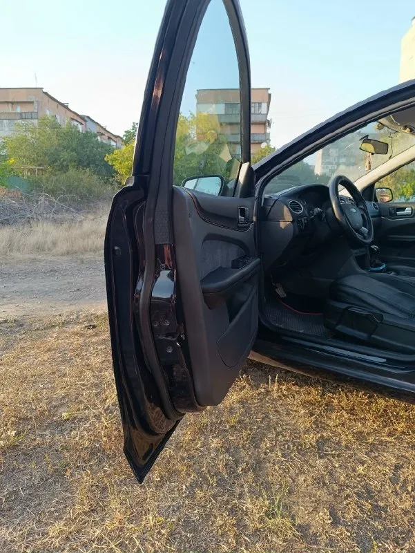 Продам ford фокус 2 я собственник цена 640 000. 2006 год выпуска 180.000 км пробег. двигатель 1,6 бензин, 5-ти степная механическая коробка передач, целый ухоженный салон, внутри не курили. в такси не был. в дтп не была. климат работает, гур, новая летняя резина, вся ходовка перебрана, всё что нужно было поменять заменено. стоит хорошая музыка. состояние сел, поехал куда угодно. +7949-396-53-71 игорь машина находится в снежном. если не дозвонитесь то пишите в личку, связь очень плохая. 📞 звоните: +7(949)3965371 - фотография - 8