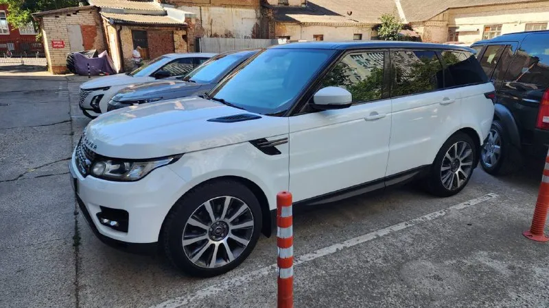 Продаю land rover range rover sport 2014 3.0 tdi, 249 л. с пробег 123000 км. идеальное состояние, бережная эксплуатация настоящий пробег. весь кузов в родном окрасе 2 реальных владельца. электронный щиток приборов, белый салон с перфорированной обивкой. всегда своевременное обслуживание. обмен не интересует. 2,9 🍋 +79490458959 даниил +79530773820 - фотография - 2