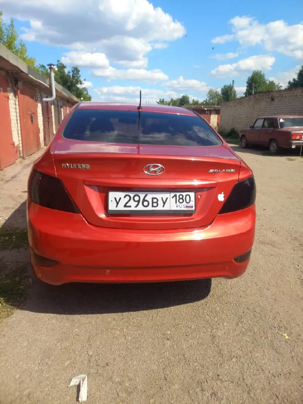 Продам hyundai solaris (hyundai солярис) 2012 г, 240тыс. пробег. я хозяин, полное переоформление. двигатель 1.6 акпп, работает отлично. по технике вопросов нет. салон в хорошем состоянии. кондиционер и все остальные опции работают исправно. сигнализация с автозапуском. езжу каждый день. два комплекта резины. есть небольшие моменты по лкп, ржавчины и гнили нет! днище в идеале. цена 750тыс руб, торг возле машины. автомобиль находится в горловке. возможен обмен на авто дешевле. +79497944396 📞 звоните: +7(949)7944396 - фотография - 3
