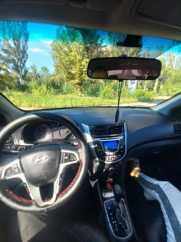 Продам hyundai solaris (hyundai солярис) 2012 г, 240тыс. пробег. я хозяин, полное переоформление. двигатель 1.6 акпп, работает отлично. по технике вопросов нет. салон в хорошем состоянии. кондиционер и все остальные опции работают исправно. сигнализация с автозапуском. езжу каждый день. два комплекта резины. есть небольшие моменты по лкп, ржавчины и гнили нет! днище в идеале. цена 750тыс руб, торг возле машины. автомобиль находится в горловке. возможен обмен на авто дешевле. +79497944396 📞 звоните: +7(949)7944396 - фотография - 5