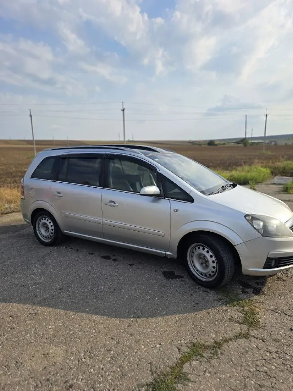 Продам 7-ми местный авто zafira b 2005года в авто установлен бензиновый двигатель объемом 2.2литра в связке с 6-ст мкпп из опций: датчик света/дождя круиз контроль панорамная крыша подогрев зеркал система (hsa) кондиционер аbs по птс я первый хозяин фактически 3ий осмотр город торез цена: 700тыс руб тел: +79494934126 📲 tg: @navi911 📞 звоните: +7(949)4934126 - фотография - 4