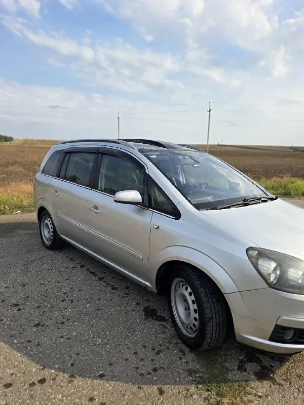 Продам 7-ми местный авто zafira b 2005года в авто установлен бензиновый двигатель объемом 2.2литра в связке с 6-ст мкпп из опций: датчик света/дождя круиз контроль панорамная крыша подогрев зеркал система (hsa) кондиционер аbs по птс я первый хозяин фактически 3ий осмотр город торез цена: 700тыс руб тел: +79494934126 📲 tg: @navi911 📞 звоните: +7(949)4934126 - фотография - 8