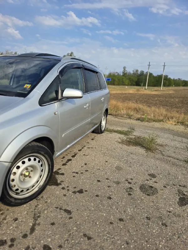 Продам 7-ми местный авто zafira b 2005года в авто установлен бензиновый двигатель объемом 2.2литра в связке с 6-ст мкпп из опций: датчик света/дождя круиз контроль панорамная крыша подогрев зеркал система (hsa) кондиционер аbs по птс я первый хозяин фактически 3ий осмотр город торез цена: 700тыс руб тел: +79494934126 📲 tg: @navi911 📞 звоните: +7(949)4934126 - фотография - 9