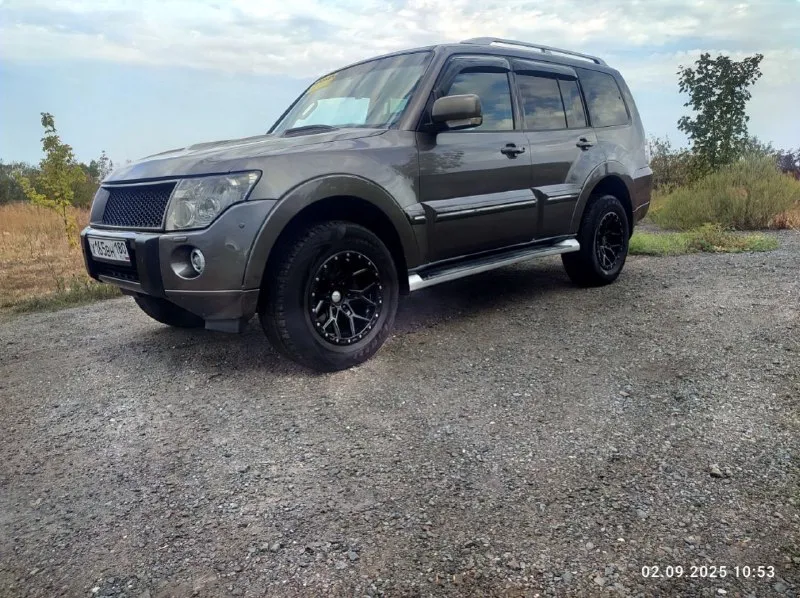 Продам крепкий, надёжный автомобиль. паджеро вагон 4 2010 г. в с самым надёжным мотором 3.0 бензин. установлен дорогой газ и вписан в птс, автомат уже рестайлинговый 5ти ступенчатый, с полным приводом и блокировкой дифференциала. в полной комплектации :черный кожаный салон, подогревы сидений, двух зонный климат. стоит усиленная подвеска kyb scorched4.установлен андроид с навигацией, музыка rock ford. машина обесшумлена и обработана на сервисе с гарантией. машина местная официальная европейка не пригон, с двумя печками и двумя кондерами. полностью обслужена, передняя часть и проблемные места в броне пленке. два комплекта колес, зима на оригинальных выкрашенных порошковой краской дисках. один хозяин в птс. цена 1.850. г. снежное +79494246912 📲 tg: серега 📞 звоните: +7(949)4246912 - фотография - 3