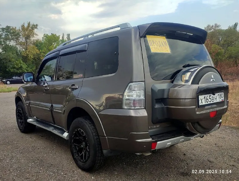 Продам крепкий, надёжный автомобиль. паджеро вагон 4 2010 г. в с самым надёжным мотором 3.0 бензин. установлен дорогой газ и вписан в птс, автомат уже рестайлинговый 5ти ступенчатый, с полным приводом и блокировкой дифференциала. в полной комплектации :черный кожаный салон, подогревы сидений, двух зонный климат. стоит усиленная подвеска kyb scorched4.установлен андроид с навигацией, музыка rock ford. машина обесшумлена и обработана на сервисе с гарантией. машина местная официальная европейка не пригон, с двумя печками и двумя кондерами. полностью обслужена, передняя часть и проблемные места в броне пленке. два комплекта колес, зима на оригинальных выкрашенных порошковой краской дисках. один хозяин в птс. цена 1.850. г. снежное +79494246912 📲 tg: серега 📞 звоните: +7(949)4246912 - фотография - 4