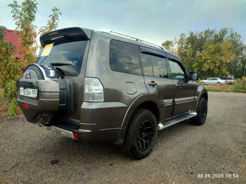Продам крепкий, надёжный автомобиль. паджеро вагон 4 2010 г. в с самым надёжным мотором 3.0 бензин. установлен дорогой газ и вписан в птс, автомат уже рестайлинговый 5ти ступенчатый, с полным приводом и блокировкой дифференциала. в полной комплектации :черный кожаный салон, подогревы сидений, двух зонный климат. стоит усиленная подвеска kyb scorched4.установлен андроид с навигацией, музыка rock ford. машина обесшумлена и обработана на сервисе с гарантией. машина местная официальная европейка не пригон, с двумя печками и двумя кондерами. полностью обслужена, передняя часть и проблемные места в броне пленке. два комплекта колес, зима на оригинальных выкрашенных порошковой краской дисках. один хозяин в птс. цена 1.850. г. снежное +79494246912 📲 tg: серега 📞 звоните: +7(949)4246912 - фотография - 5