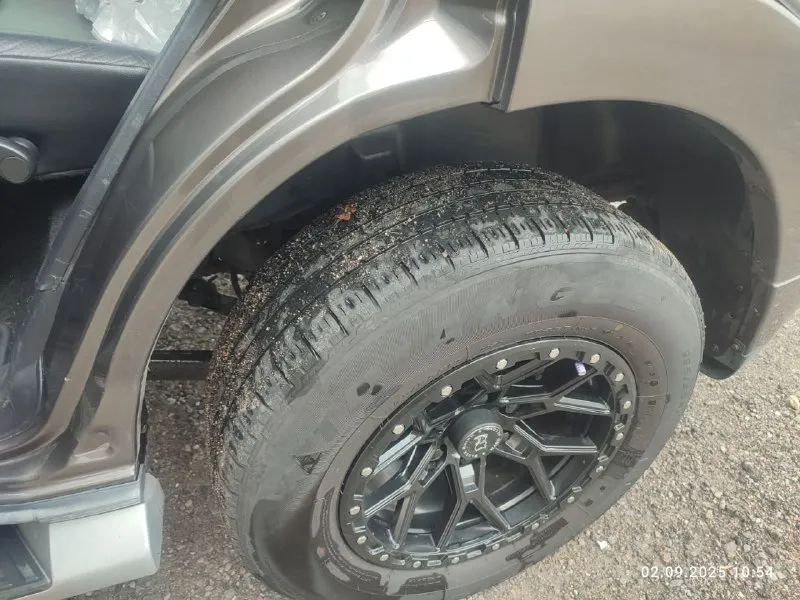 Продам крепкий, надёжный автомобиль. паджеро вагон 4 2010 г. в с самым надёжным мотором 3.0 бензин. установлен дорогой газ и вписан в птс, автомат уже рестайлинговый 5ти ступенчатый, с полным приводом и блокировкой дифференциала. в полной комплектации :черный кожаный салон, подогревы сидений, двух зонный климат. стоит усиленная подвеска kyb scorched4.установлен андроид с навигацией, музыка rock ford. машина обесшумлена и обработана на сервисе с гарантией. машина местная официальная европейка не пригон, с двумя печками и двумя кондерами. полностью обслужена, передняя часть и проблемные места в броне пленке. два комплекта колес, зима на оригинальных выкрашенных порошковой краской дисках. один хозяин в птс. цена 1.850. г. снежное +79494246912 📲 tg: серега 📞 звоните: +7(949)4246912 - фотография - 7