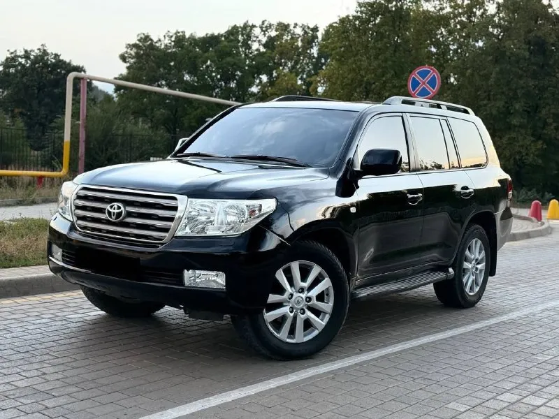 Продам toyota land cruiser 200 автомобиль 2011 года выпуска. в отличном состоянии как по кузову так и по технике. самый надёжный 4.5 дизель, весь обслужен. коробка и ходовая также без нареканий. максимальная комплектация. по документам полный порядок. осмотр донецк. возможен обмен. помогу с покупкой в кредит. цена 3.200.000 ₽, торг реальному покупателю! ☎️ +7 (949) 742-53-98 📞 звоните: +7(949)7425398 - фотография - 4