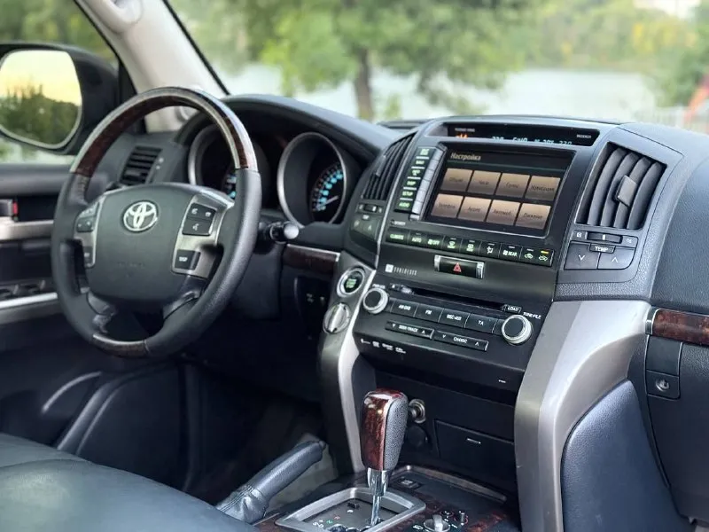 Продам toyota land cruiser 200 автомобиль 2011 года выпуска. в отличном состоянии как по кузову так и по технике. самый надёжный 4.5 дизель, весь обслужен. коробка и ходовая также без нареканий. максимальная комплектация. по документам полный порядок. осмотр донецк. возможен обмен. помогу с покупкой в кредит. цена 3.200.000 ₽, торг реальному покупателю! ☎️ +7 (949) 742-53-98 📞 звоните: +7(949)7425398 - фотография - 7