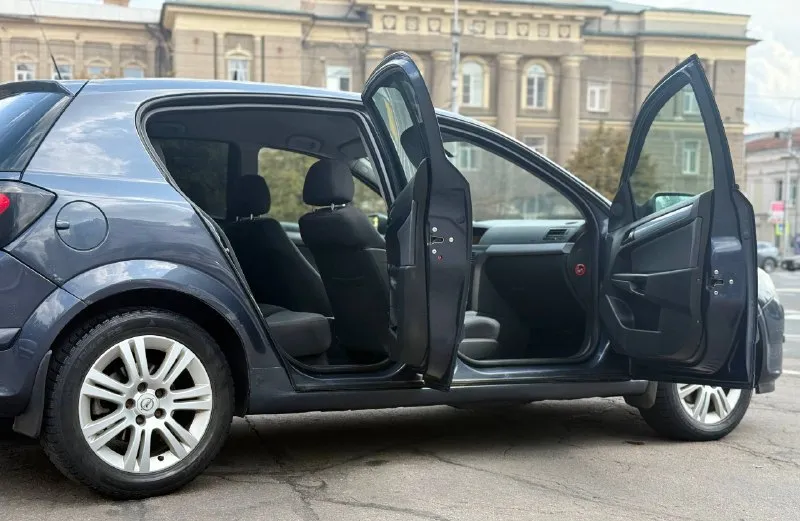 В продаже: opel astra h двигатель : 1.8 пробег : 250.000 км родной год: 2006 трансмиссия : механика привод : передний в хорошей комплектации центральный замок гур электро-стеклоподъемники передние климат-контроль авто никаких вложений не требует масло от замены до замены не доливаю дно, пороги, без дыр и гнили все возрастные моменты видно на фото ходовая часть обслужена двс и кпп работает отлично все стекла родные юридически чистое авто помощь в переоформлении цена : 415.000р торг реальному покупателю осмотр г. донецк 📲 +7(949)445-35-30 📲 tg: @ku4eryviy001 📞 звоните: +7(949)4453530 - фотография - 4