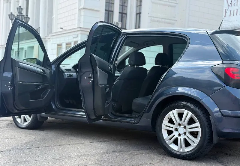 В продаже: opel astra h двигатель : 1.8 пробег : 250.000 км родной год: 2006 трансмиссия : механика привод : передний в хорошей комплектации центральный замок гур электро-стеклоподъемники передние климат-контроль авто никаких вложений не требует масло от замены до замены не доливаю дно, пороги, без дыр и гнили все возрастные моменты видно на фото ходовая часть обслужена двс и кпп работает отлично все стекла родные юридически чистое авто помощь в переоформлении цена : 415.000р торг реальному покупателю осмотр г. донецк 📲 +7(949)445-35-30 📲 tg: @ku4eryviy001 📞 звоните: +7(949)4453530 - фотография - 5