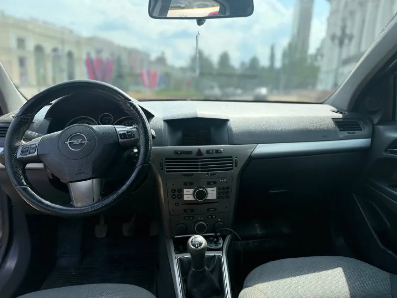 В продаже: opel astra h двигатель : 1.8 пробег : 250.000 км родной год: 2006 трансмиссия : механика привод : передний в хорошей комплектации центральный замок гур электро-стеклоподъемники передние климат-контроль авто никаких вложений не требует масло от замены до замены не доливаю дно, пороги, без дыр и гнили все возрастные моменты видно на фото ходовая часть обслужена двс и кпп работает отлично все стекла родные юридически чистое авто помощь в переоформлении цена : 415.000р торг реальному покупателю осмотр г. донецк 📲 +7(949)445-35-30 📲 tg: @ku4eryviy001 📞 звоните: +7(949)4453530 - фотография - 6