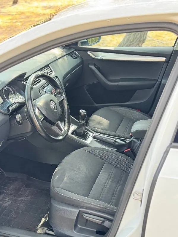 🇨🇿 skoda octavia a7 💰цена: 1 555 000р 🏢город: мариуполь 📅год выпуска: 2019 🧾пробег: 148 186 км. ⚙️двигатель: 1.6 ⛽топливо: бензин ⚙️кпп: механика 📞 телефон: +7-949-727-41-51 +7-989-263-55-56 +7-949-551-91-52 💾 описание: ✅ один владелец, птс оригинал. ✅ надежный двигатель cwv ✅ техническая часть на 5+ ✅ оригинальный пробег. ✅ родная краска 💯% ✅ рестайлинг. улица шевченко 269 ⚠️бесплатно доставим этот или другой автомобиль в донецк, макеевку, бердянск, мелитополь и другие города новых территорий после детального видеообзора со всевозможными диагностиками⚠️ 🏦 возможна продажа в кредит по двум документам. - фотография - 9