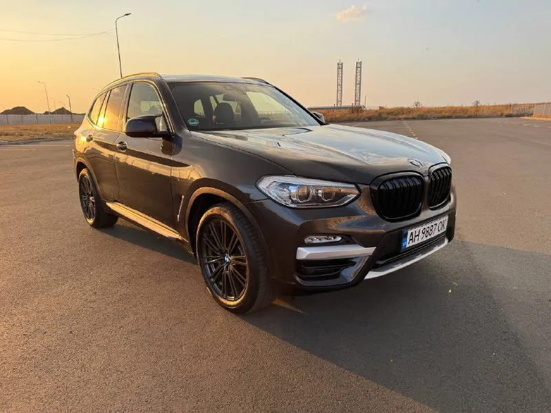 ✅bmw x3 sdrive30i, конец 2018 года полная комплектация!!! ✅двигатель: бензин 2.0 (252 л. с.) коробка передач: автомат, 8-ступенчатая steptronic пробег: 100т. км ✅vin: 5uxtr7c58kle93450 ✅большая панорамная крыша ✅климат-контроль на 3 зоны ✅спортивные сиденья (sport seats) с электроприводом, памятью и отличной боковой поддержкой ✅атмосферная подсветка салона (ambient light) ✅полностью светодиодные фары (full led) — передние и задние ✅электропривод багажника ✅оригинальные диски r19 с новой резиной ✅новые передние и задние тормозные колодки ✅расход топлива — от 7.5 до 9 л/100 км (город/трасса). ✅ ухоженный автомобиль. салон без следов эксплуатации. кузов нюансов не имеет(сколы, царапины вмятины отсутствуют) ✅цена:2.790000₽ ✅телефон +79497125501 антон 📍 авто в мариуполе готов к просмотру. - фотография - 3