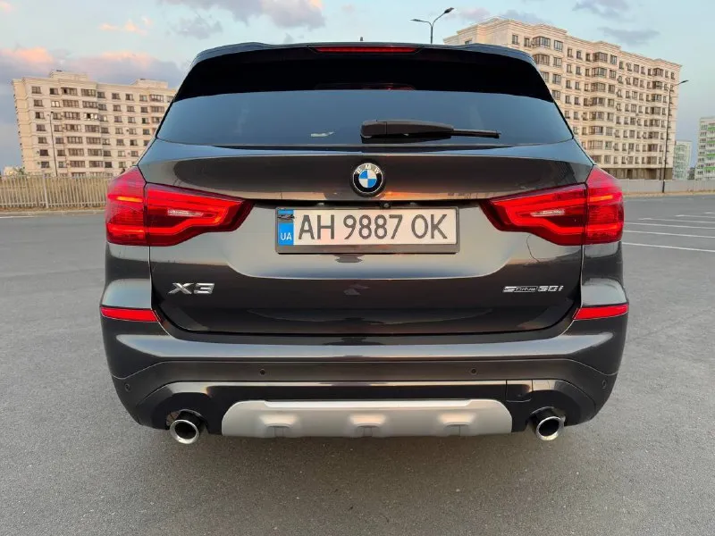 ✅bmw x3 sdrive30i, конец 2018 года полная комплектация!!! ✅двигатель: бензин 2.0 (252 л. с.) коробка передач: автомат, 8-ступенчатая steptronic пробег: 100т. км ✅vin: 5uxtr7c58kle93450 ✅большая панорамная крыша ✅климат-контроль на 3 зоны ✅спортивные сиденья (sport seats) с электроприводом, памятью и отличной боковой поддержкой ✅атмосферная подсветка салона (ambient light) ✅полностью светодиодные фары (full led) — передние и задние ✅электропривод багажника ✅оригинальные диски r19 с новой резиной ✅новые передние и задние тормозные колодки ✅расход топлива — от 7.5 до 9 л/100 км (город/трасса). ✅ ухоженный автомобиль. салон без следов эксплуатации. кузов нюансов не имеет(сколы, царапины вмятины отсутствуют) ✅цена:2.790000₽ ✅телефон +79497125501 антон 📍 авто в мариуполе готов к просмотру. - фотография - 5
