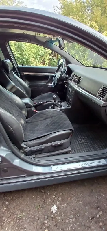 Opel signum 2.2 tdi 2004 года выпуска. пробег 460000 тыс. км. автомобиль в хорошем состоянии комплектация: 4 стеклоподъемника электрозеркала датчик света датчик дождя двухзонный климат круиз контроль. р резина летняя r17 резина зимняя r16 резина в новом состоянии кузов в хорошем состоянии кпп механика. в машине всё работает. цена 550000 р. телефон/ телеграм +79495030135 автомобиль находится в донецке - фотография - 5