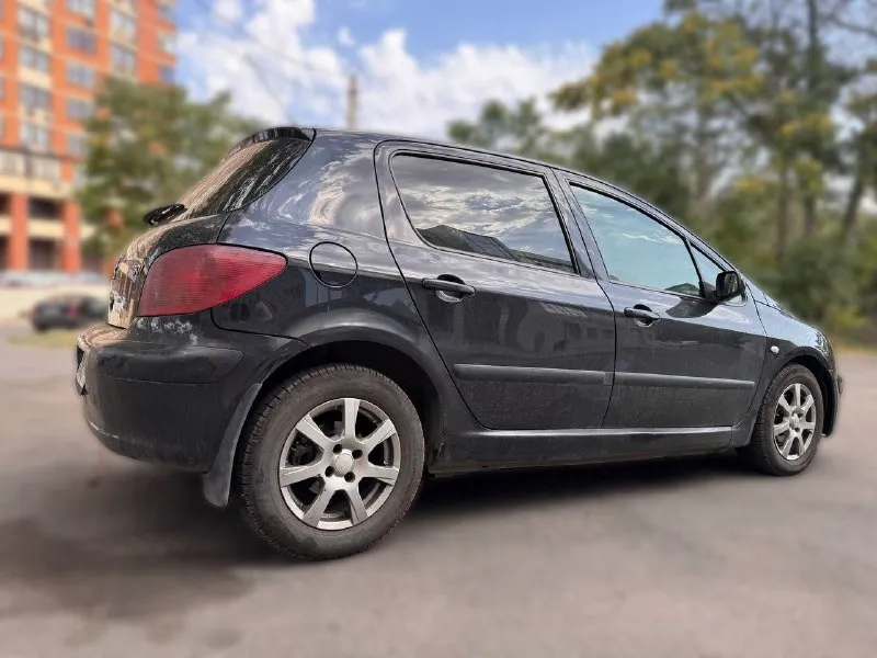 Peugeot 307 2005год обьем 1.6 (самый надежный в линейке) кпп: автомат пробег: 170т. км 🔗комплектация: гур, электростеклоподъёмники 4шт, электро регулировка зеркал, подогрев сидений, кондиционер (очень хорошо холодит), двухзоный климат. установлена хорошая сенсорная магнитола, автоматическая камера заднего вида при включении задней передачи. донецк 🔥цена: 350т. р🔥(самая низкая по рф) ❗️возможен хороший торг только у капота. ☎️тел. +79498477720 - фотография - 3