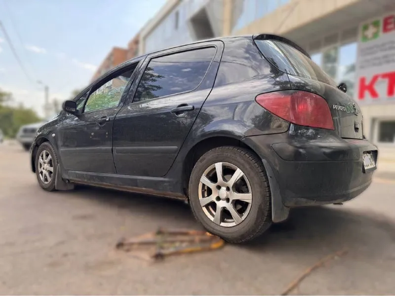 Peugeot 307 2005год обьем 1.6 (самый надежный в линейке) кпп: автомат пробег: 170т. км 🔗комплектация: гур, электростеклоподъёмники 4шт, электро регулировка зеркал, подогрев сидений, кондиционер (очень хорошо холодит), двухзоный климат. установлена хорошая сенсорная магнитола, автоматическая камера заднего вида при включении задней передачи. донецк 🔥цена: 350т. р🔥(самая низкая по рф) ❗️возможен хороший торг только у капота. ☎️тел. +79498477720 - фотография - 5