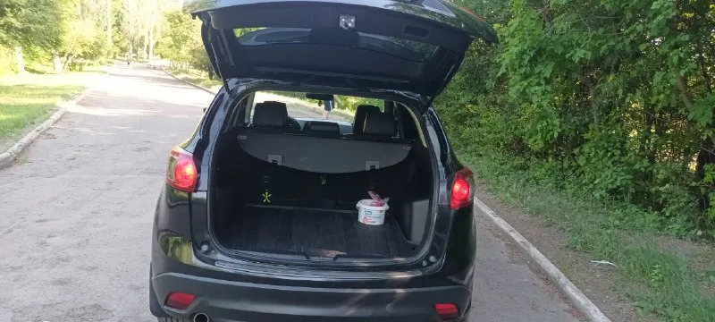 Продам мазда сх5 2014г 2.5литра полный привод пробег 157000км. цена 1.8 милиона рублей. торг. тел9494074389.салон кожа люк. датчик дождя света слипых зон. два камлекта ключей ковриков. калёса зима лето всё работает всёобслужено - фотография - 5