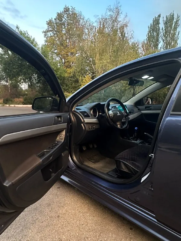 Продам mitsubishi lancer10 2010 год выпуска, мотор 2.0(150л. с.), механика пробег-167.000(родной, не скручен) бензин-газ( зарегистрирован) двигатель и коробка работают идеально! кузов в идеальном состоянии (кузов в заводском окрасе) комплектация: мульти руль, климат контроль, центральный замок, подогрев сидений, полный электро-пакет(4 стеклоподъемника), камера заднего вида, круиз контроль, электро регулировка зеркал,4 подушки безопасности машина местная была куплена в автосалоне нико два комплекта ключей, два комплекта колес цена соответствует состоянию машины, приезжайте смотрите и сами убедитесь, любые проверки на сто за ваш счет цена: 1.100.000.руб +79494335214 📞 звоните: +7(949)4335214 - фотография - 7