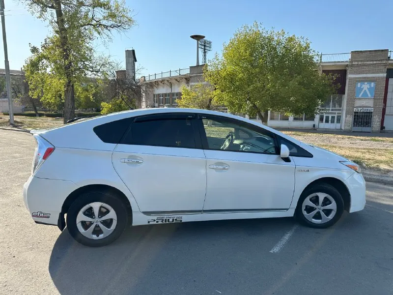 Продам приус 2013г пробег 230к я собственник, машина в очень хорошем состоянии, без каких либо нареканий по технике, батарея в порядке(проверяли в профильном сервисе) абсолютно все работает, салон чистый, ухоженный. ходовая в полном порядке, без каких либо звуков. свежая резина машина на 90% в родной краске на все вопросы отвечу +79591337197 цена: 1.350.000 разумный торг присутствует 👤 📞 звоните: +7(959)1337197 - фотография - 3