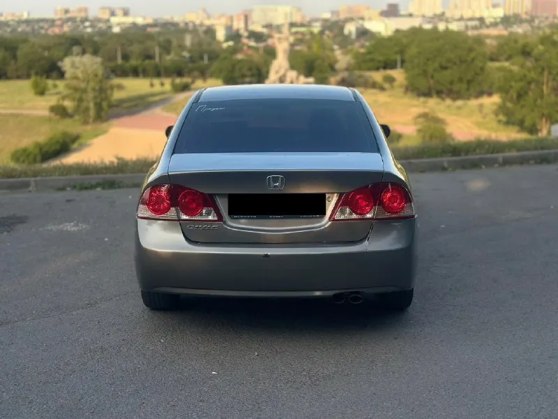 В продаже honda civic viii 2007 г. 1.8 (140 л. с. ) авто в хорошем состоянии, во владении 1 год, по авто нареканий нет, ни разу не подводил, надежное авто японское качество. не дымит, не троит без нареканий, переключает плавно по кузову: арки обработаны, двери, пороги без гнили фото дополнительно могу сбросить. за время эксплуатации было сделано: - рулевая рейка (ремонт 35 т. р., сделано качественно) - заменен температурный датчик - замена всех расходников то - новый акб от авто не избавляюсь, продаю не спеша, продажа в связи с покупкой нового авто. цена 800 000₽ +79010004863 (telegram, whatsapp) 📞 звоните: +7(901)0004863 - фотография - 6