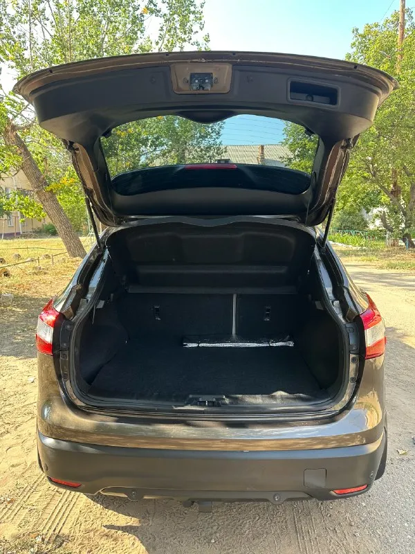 Nissan qashqai j11, 4wd cvt, 2014 г, 2.0 л, полная комплектация, полный привод. автомат. пробег 143000. машина в хорошем состоянии. панорама, парктроники передние, задние, камера 360 градусов, помощник удержания полосы, помощник слепых зон, сигнализация с авто запуском, климат контроль 2-х зонный, навигационная система, кнопка старт/стоп, заводские фары bi-led, авто включение дальнего/ближнего света, датчик дождя, света, система мониторинга усталости водителя. имеется фаркоп, но я им никогда не пользовалась. кузов оцинкован. комплект зимней резины. цена 1 580 000,00. торг. машина находится в г. счастье. +79595053436 📞 звоните: +7(959)5053436 - фотография - 10