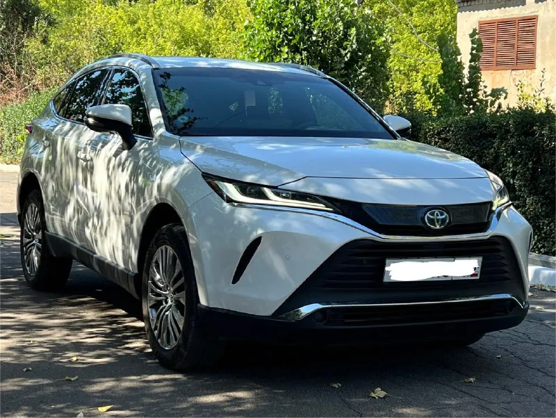 В продаже toyota venza год: 2021 пробег: 125.000 км. двигатель: 2.5 гибрид привод: полный машина в отличном состоянии, привозили лично для себя я первый владелец в рф смешной расход 6 литров полный бак 55 литров хватает на 700+ км замена масла, фильтров каждые 7.000 км сейчас только после то климат контроль, эл. зеркала, складывание зеркал, эл. регулировка сидений, память сидений, подогрев и вентиляция сидений, подогрев руля, эл. регулировка положения руля, мультируль, кнопка start/stop, бесключевой доступ, беспроводная зарядка, электропривод багажника, электро ручник, auto hold, два комплекта ключей удержание в полосе и многое другое. так же новая летняя резина kumho, проехал на ней только 300км так же новая зимняя резина ikon(nokian) цена: 3.850.000₽ телефон: +79497390987 📞 звоните: +7(949)7390987 - фотография - 2