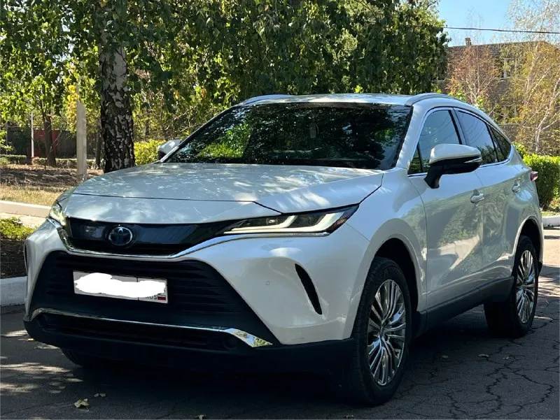 В продаже toyota venza год: 2021 пробег: 125.000 км. двигатель: 2.5 гибрид привод: полный машина в отличном состоянии, привозили лично для себя я первый владелец в рф смешной расход 6 литров полный бак 55 литров хватает на 700+ км замена масла, фильтров каждые 7.000 км сейчас только после то климат контроль, эл. зеркала, складывание зеркал, эл. регулировка сидений, память сидений, подогрев и вентиляция сидений, подогрев руля, эл. регулировка положения руля, мультируль, кнопка start/stop, бесключевой доступ, беспроводная зарядка, электропривод багажника, электро ручник, auto hold, два комплекта ключей удержание в полосе и многое другое. так же новая летняя резина kumho, проехал на ней только 300км так же новая зимняя резина ikon(nokian) цена: 3.850.000₽ телефон: +79497390987 📞 звоните: +7(949)7390987 - фотография - 3