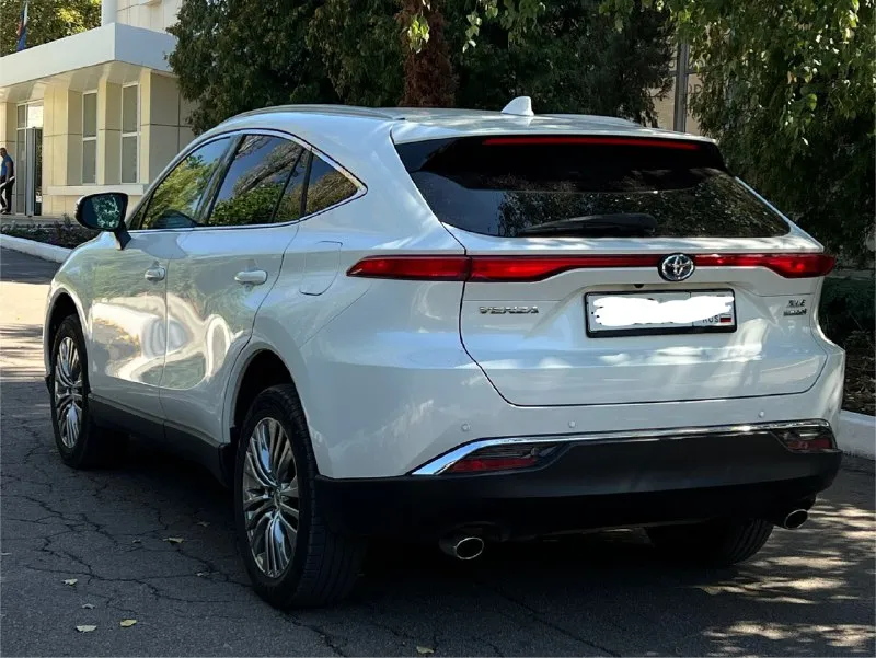 В продаже toyota venza год: 2021 пробег: 125.000 км. двигатель: 2.5 гибрид привод: полный машина в отличном состоянии, привозили лично для себя я первый владелец в рф смешной расход 6 литров полный бак 55 литров хватает на 700+ км замена масла, фильтров каждые 7.000 км сейчас только после то климат контроль, эл. зеркала, складывание зеркал, эл. регулировка сидений, память сидений, подогрев и вентиляция сидений, подогрев руля, эл. регулировка положения руля, мультируль, кнопка start/stop, бесключевой доступ, беспроводная зарядка, электропривод багажника, электро ручник, auto hold, два комплекта ключей удержание в полосе и многое другое. так же новая летняя резина kumho, проехал на ней только 300км так же новая зимняя резина ikon(nokian) цена: 3.850.000₽ телефон: +79497390987 📞 звоните: +7(949)7390987 - фотография - 4