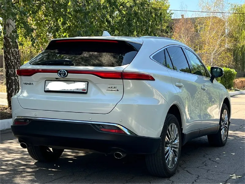 В продаже toyota venza год: 2021 пробег: 125.000 км. двигатель: 2.5 гибрид привод: полный машина в отличном состоянии, привозили лично для себя я первый владелец в рф смешной расход 6 литров полный бак 55 литров хватает на 700+ км замена масла, фильтров каждые 7.000 км сейчас только после то климат контроль, эл. зеркала, складывание зеркал, эл. регулировка сидений, память сидений, подогрев и вентиляция сидений, подогрев руля, эл. регулировка положения руля, мультируль, кнопка start/stop, бесключевой доступ, беспроводная зарядка, электропривод багажника, электро ручник, auto hold, два комплекта ключей удержание в полосе и многое другое. так же новая летняя резина kumho, проехал на ней только 300км так же новая зимняя резина ikon(nokian) цена: 3.850.000₽ телефон: +79497390987 📞 звоните: +7(949)7390987 - фотография - 5