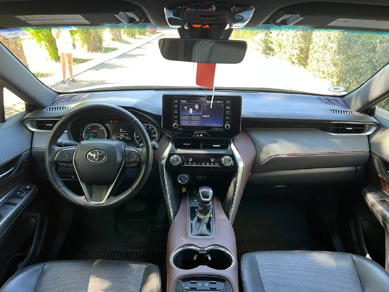 В продаже toyota venza год: 2021 пробег: 125.000 км. двигатель: 2.5 гибрид привод: полный машина в отличном состоянии, привозили лично для себя я первый владелец в рф смешной расход 6 литров полный бак 55 литров хватает на 700+ км замена масла, фильтров каждые 7.000 км сейчас только после то климат контроль, эл. зеркала, складывание зеркал, эл. регулировка сидений, память сидений, подогрев и вентиляция сидений, подогрев руля, эл. регулировка положения руля, мультируль, кнопка start/stop, бесключевой доступ, беспроводная зарядка, электропривод багажника, электро ручник, auto hold, два комплекта ключей удержание в полосе и многое другое. так же новая летняя резина kumho, проехал на ней только 300км так же новая зимняя резина ikon(nokian) цена: 3.850.000₽ телефон: +79497390987 📞 звоните: +7(949)7390987 - фотография - 6