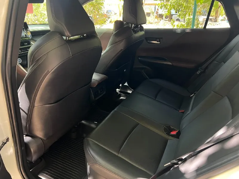 В продаже toyota venza год: 2021 пробег: 125.000 км. двигатель: 2.5 гибрид привод: полный машина в отличном состоянии, привозили лично для себя я первый владелец в рф смешной расход 6 литров полный бак 55 литров хватает на 700+ км замена масла, фильтров каждые 7.000 км сейчас только после то климат контроль, эл. зеркала, складывание зеркал, эл. регулировка сидений, память сидений, подогрев и вентиляция сидений, подогрев руля, эл. регулировка положения руля, мультируль, кнопка start/stop, бесключевой доступ, беспроводная зарядка, электропривод багажника, электро ручник, auto hold, два комплекта ключей удержание в полосе и многое другое. так же новая летняя резина kumho, проехал на ней только 300км так же новая зимняя резина ikon(nokian) цена: 3.850.000₽ телефон: +79497390987 📞 звоните: +7(949)7390987 - фотография - 7