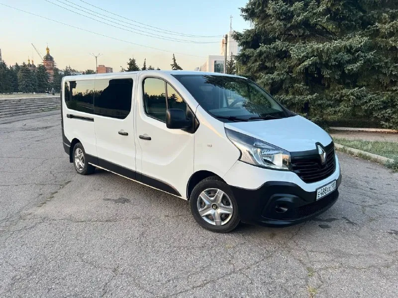 Продам renault traffic 3 long 8+1 2015года, 1,6 мкп 6ст! 252000 родного пробега!!два ключа! машина в... - фотография