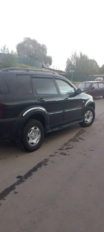 Ссаненг рекстон 2007 года объём 2.7 пробег 230000.продаю большой и надёжный рамный внедорожник с большим багажником выезжать на природу то что нужно. двигатель работает ровно без посторонних звуков масло не ест и не подтекает. переключается без пенков. полный привод все работает. ходовая и электрика без замечаний. заводится отлично. масло менял 2000 км. назад. поменян правый шрус. и полуось. при покупке в придачу новая летняя резина. документы в полном порядке я собственник. звоните отвечу на все вопросы +79591939006 цена 730000 хороший торг у капота. 📞 звоните: +7(959)1939006 - фотография - 2