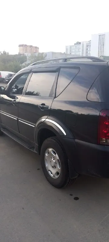 Ссаненг рекстон 2007 года объём 2.7 пробег 230000.продаю большой и надёжный рамный внедорожник с большим багажником выезжать на природу то что нужно. двигатель работает ровно без посторонних звуков масло не ест и не подтекает. переключается без пенков. полный привод все работает. ходовая и электрика без замечаний. заводится отлично. масло менял 2000 км. назад. поменян правый шрус. и полуось. при покупке в придачу новая летняя резина. документы в полном порядке я собственник. звоните отвечу на все вопросы +79591939006 цена 730000 хороший торг у капота. 📞 звоните: +7(959)1939006 - фотография - 4