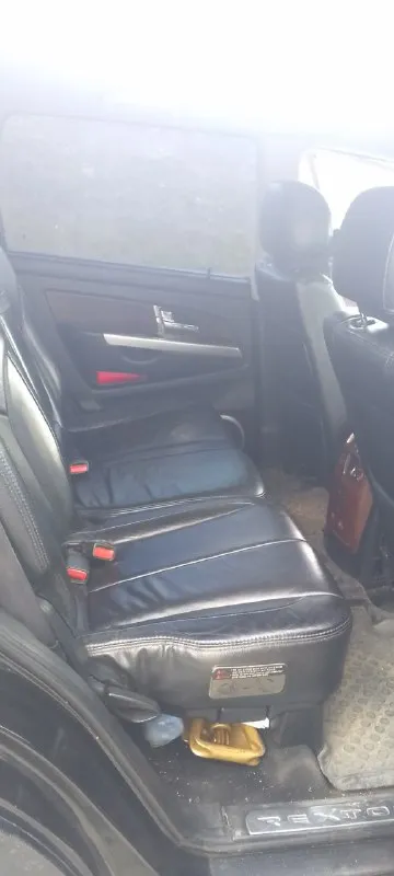 Ссаненг рекстон 2007 года объём 2.7 пробег 230000.продаю большой и надёжный рамный внедорожник с большим багажником выезжать на природу то что нужно. двигатель работает ровно без посторонних звуков масло не ест и не подтекает. переключается без пенков. полный привод все работает. ходовая и электрика без замечаний. заводится отлично. масло менял 2000 км. назад. поменян правый шрус. и полуось. при покупке в придачу новая летняя резина. документы в полном порядке я собственник. звоните отвечу на все вопросы +79591939006 цена 730000 хороший торг у капота. 📞 звоните: +7(959)1939006 - фотография - 7