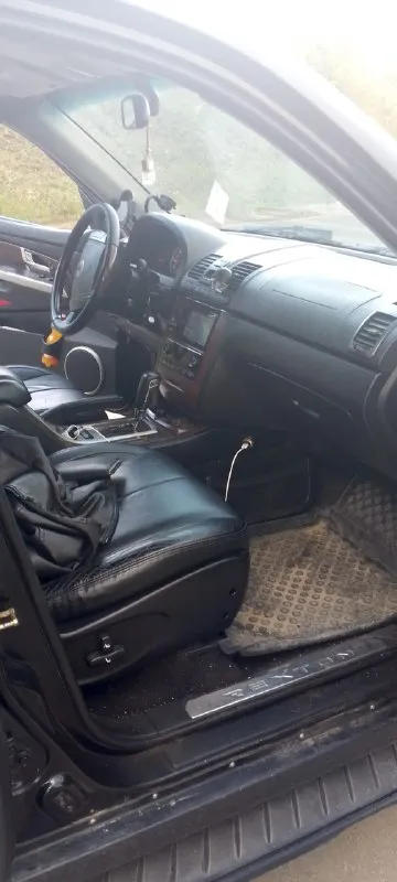 Ссаненг рекстон 2007 года объём 2.7 пробег 230000.продаю большой и надёжный рамный внедорожник с большим багажником выезжать на природу то что нужно. двигатель работает ровно без посторонних звуков масло не ест и не подтекает. переключается без пенков. полный привод все работает. ходовая и электрика без замечаний. заводится отлично. масло менял 2000 км. назад. поменян правый шрус. и полуось. при покупке в придачу новая летняя резина. документы в полном порядке я собственник. звоните отвечу на все вопросы +79591939006 цена 730000 хороший торг у капота. 📞 звоните: +7(959)1939006 - фотография - 8