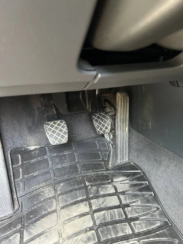 Продам volkswagen джетта, официально купленна в салоне донецка 2006г, не пригон, двигатель1.6 bse обычный атмосферник 8 клапанный с ременным приводом грм, на102л/с,2 ключа, газ стоит вписанный в т/п, учёт 180 регион, 6 подушек безопасности, коробка механика 5 ст. , пробег 239500 км, каждый день на ходу, никаких ошибок и чеков нет, esp, abs, бортовой комп, по электрике все работает, четыре стеклоподъёмника, подогрев сидений, подогрев зеркал и лобового, двух зонный климат контроль, регулировка руля по вылету и высоте, музыка хорошая, ходовая без посторонних звуков, резина новая,2 комплекта, зима- лето, масла, фильтра, антифриз заменены, грм, помпа, ролики заменены, тормоза вкруг новые, собственник птс, ни каких штрафов, арестов и запретов, юридически полностью чистая. цена 850000р г. донецк феникс +79497525541 📲 tg: @valera7637 📞 звоните: +7(949)7525541 - фотография - 7