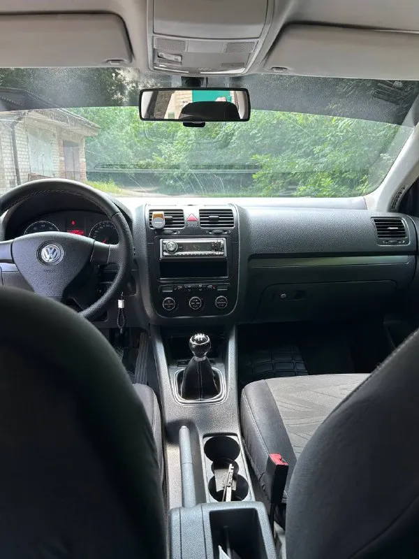 Продам volkswagen джетта, официально купленна в салоне донецка 2006г, не пригон, двигатель1.6 bse обычный атмосферник 8 клапанный с ременным приводом грм, на102л/с,2 ключа, газ стоит вписанный в т/п, учёт 180 регион, 6 подушек безопасности, коробка механика 5 ст. , пробег 239500 км, каждый день на ходу, никаких ошибок и чеков нет, esp, abs, бортовой комп, по электрике все работает, четыре стеклоподъёмника, подогрев сидений, подогрев зеркал и лобового, двух зонный климат контроль, регулировка руля по вылету и высоте, музыка хорошая, ходовая без посторонних звуков, резина новая,2 комплекта, зима- лето, масла, фильтра, антифриз заменены, грм, помпа, ролики заменены, тормоза вкруг новые, собственник птс, ни каких штрафов, арестов и запретов, юридически полностью чистая. цена 850000р г. донецк феникс +79497525541 📲 tg: @valera7637 📞 звоните: +7(949)7525541 - фотография - 9