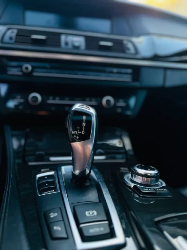 Продам bmw f10 535 xdrive(бмв ф10) 2013 год -3.0 бензин -полный привод - пробег 170т км заводской м -пакет, резина всесезон michelin, диски r19 м черный потолок, shadow line, адаптивный ксенон, все сиденья и руль с подогревом, люк, электропривод багажника, бесключевой доступ, старт стоп, hi-fi музыка , цена 1.800.000 (хороший торг)отличное состояние, яркая, красивая(хороший торг, реальному покупателю) +79900243209 - фотография - 5