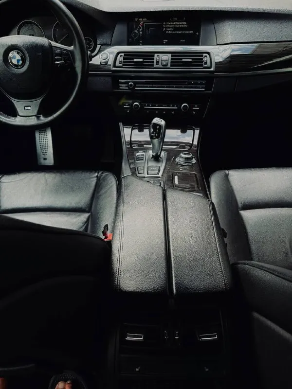 Продам bmw f10 535 xdrive(бмв ф10) 2013 год -3.0 бензин -полный привод - пробег 170т км заводской м -пакет, резина всесезон michelin, диски r19 м черный потолок, shadow line, адаптивный ксенон, все сиденья и руль с подогревом, люк, электропривод багажника, бесключевой доступ, старт стоп, hi-fi музыка , цена 1.800.000 (хороший торг)отличное состояние, яркая, красивая(хороший торг, реальному покупателю) +79900243209 - фотография - 6