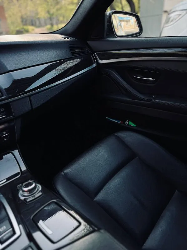 Продам bmw f10 535 xdrive(бмв ф10) 2013 год -3.0 бензин -полный привод - пробег 170т км заводской м -пакет, резина всесезон michelin, диски r19 м черный потолок, shadow line, адаптивный ксенон, все сиденья и руль с подогревом, люк, электропривод багажника, бесключевой доступ, старт стоп, hi-fi музыка , цена 1.800.000 (хороший торг)отличное состояние, яркая, красивая(хороший торг, реальному покупателю) +79900243209 - фотография - 7