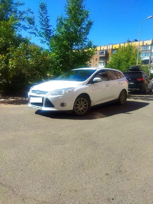 Ford focus 3, 2013 год, зверь-машина с сердцем в 150 "лошадей" и роботизированной коробкой передач, ждёт своего нового хозяина! пробег 163 000 км, но не стоит пугаться цифр – машина в отличном состоянии и готова к новым дорогам! на 152 000 км было проведено серьёзное обновление: установлено новое, оригинальное сцепление luk и блок тсм 2021 года выпуска! коробка передач тоже не осталась без внимания: заменён подшипник дифференциала и, конечно же, свежее масло. недавно установлена новая подушка двигателя, а сам двигатель ходит как часы – масло и фильтры заменены всего 5 000 км назад. есть пара незначительных отметин времени – небольшие сколы на задних крыльях и капоте, но, поверьте, когда я забирал её из автосалона "фрешавто" в ростове-на-дону за баснословные 1 160 000 рублей (помните те безумные цены?), она лучше не выглядела, а по состоянию трансмиссии была куда хуже чем сейчас!) я планировал продать её за 900 000, но жизнь вносит свои коррективы. 🎁поэтому, хорошим людя 📞 звоните: +7(949)0585121 - фотография - 2