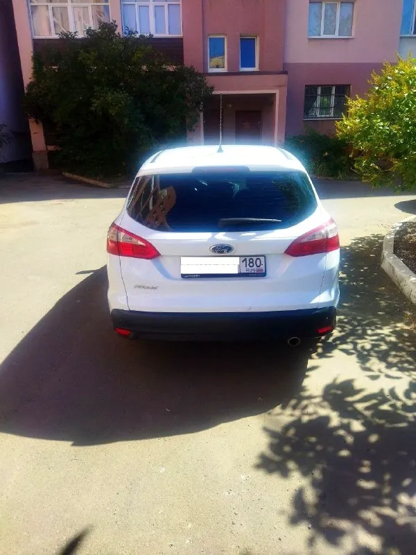 Ford focus 3, 2013 год, зверь-машина с сердцем в 150 "лошадей" и роботизированной коробкой передач, ждёт своего нового хозяина! пробег 163 000 км, но не стоит пугаться цифр – машина в отличном состоянии и готова к новым дорогам! на 152 000 км было проведено серьёзное обновление: установлено новое, оригинальное сцепление luk и блок тсм 2021 года выпуска! коробка передач тоже не осталась без внимания: заменён подшипник дифференциала и, конечно же, свежее масло. недавно установлена новая подушка двигателя, а сам двигатель ходит как часы – масло и фильтры заменены всего 5 000 км назад. есть пара незначительных отметин времени – небольшие сколы на задних крыльях и капоте, но, поверьте, когда я забирал её из автосалона "фрешавто" в ростове-на-дону за баснословные 1 160 000 рублей (помните те безумные цены?), она лучше не выглядела, а по состоянию трансмиссии была куда хуже чем сейчас!) я планировал продать её за 900 000, но жизнь вносит свои коррективы. 🎁поэтому, хорошим людя 📞 звоните: +7(949)0585121 - фотография - 4