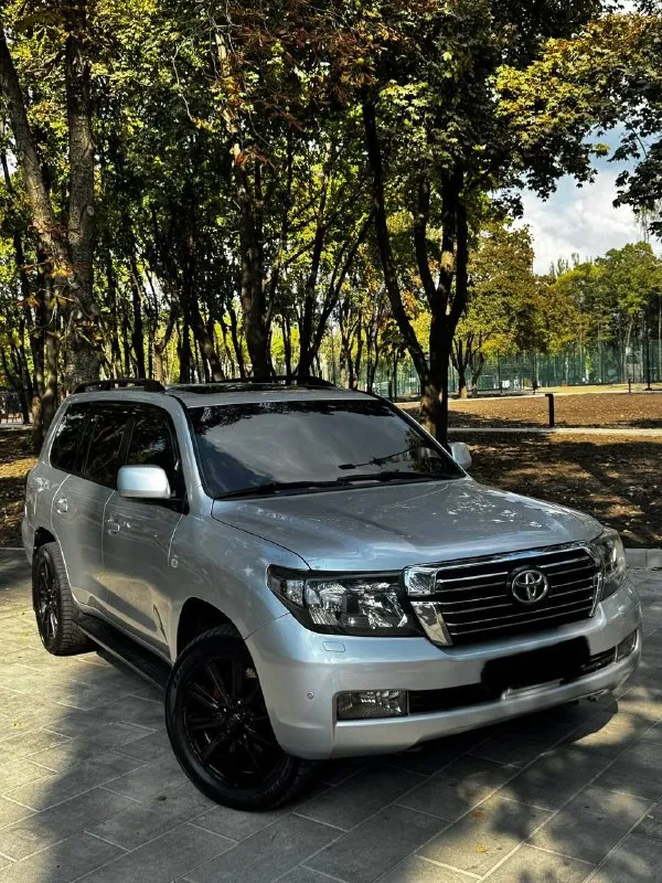 Продам toyota land cruiser 200 2010 года выпуска автомобиль на 4.5 дизельном моторе, мотор работает... - фотография